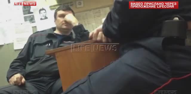  Москвада полиция кызматкерлери эки кыргыз жаранын кармап алып, 