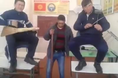  Мектеп окуучулары кыргыз мигранттары жөнүндө ыр ырдашты