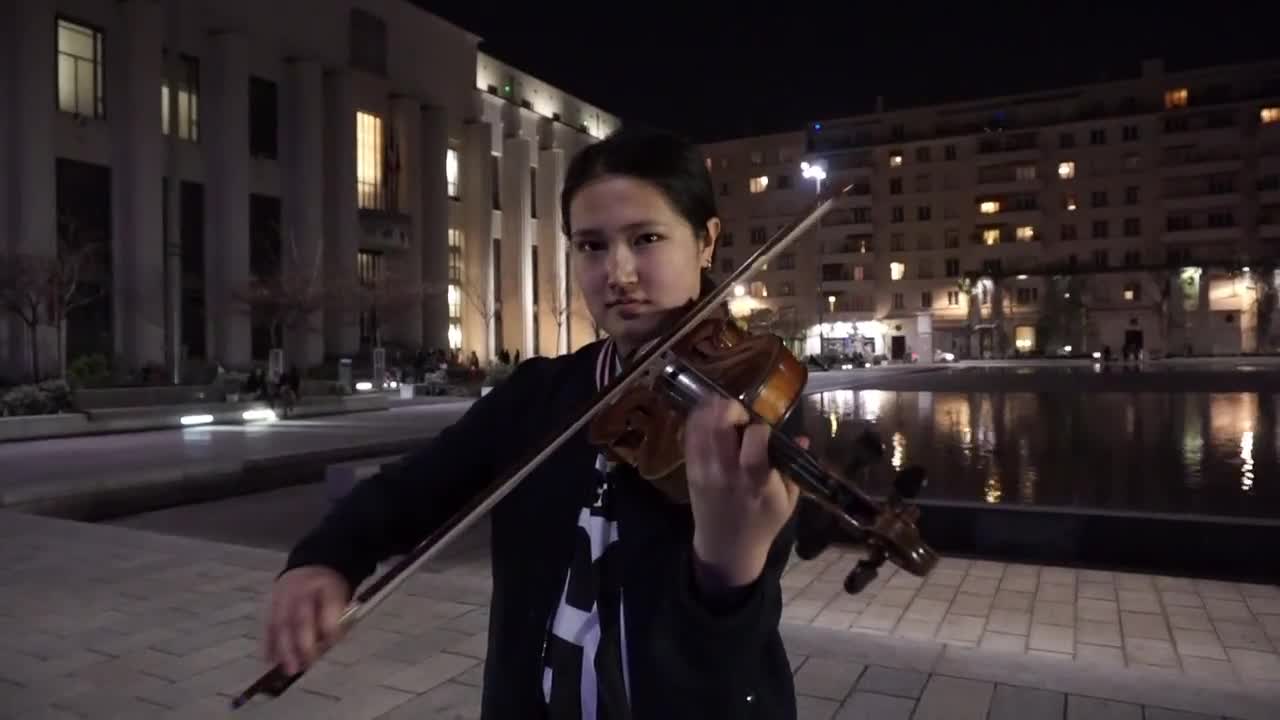  Франциянын Лион шаарында кыргыз обондорун скрипкада созолонткон Назира 
