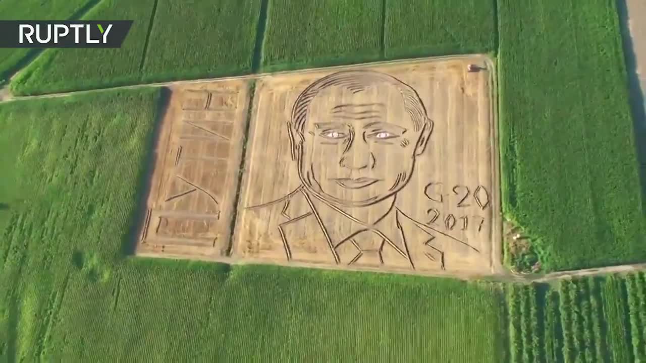  Италиялык фермер трактордун жардамы менен Путиндин сүрөтүн тартты