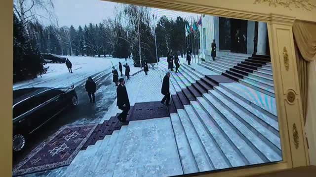 Президент Садыр Жапаров өлкө башчыларын тосуп алууда.