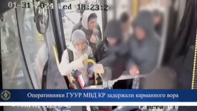 Бишкекте автобустун ичинен iPhone 15 Pro Max уурдалган. Ал учур видеого түшүп калды