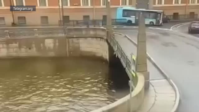 Санкт-Петербургда автобус жүргүнчүлөрү менен дарыяга түшүп кетти