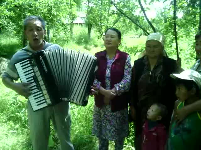 "Д&#1199;йн&#1257;д&#1257; сени с&#1199;йг&#1257;н бир адам бар"