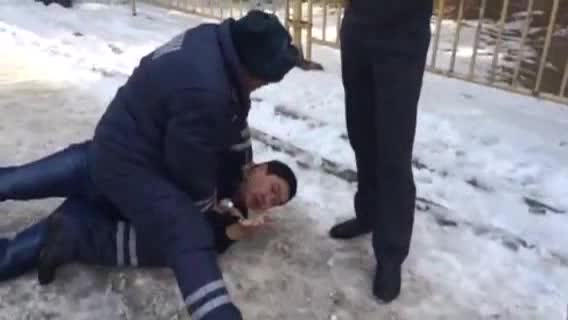 Баш ийбеген айдоочуну инспектор жерге жыкты