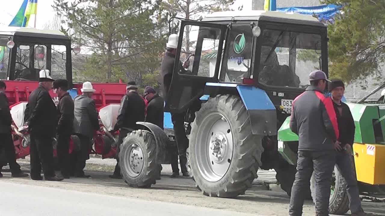 Аксылыктар жаңы тракторлорго ээ болушту 