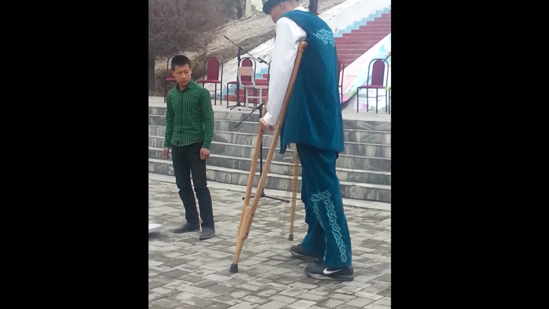 Активисттер эң узун кыргыз Жеңишбекке жардам беришти 
