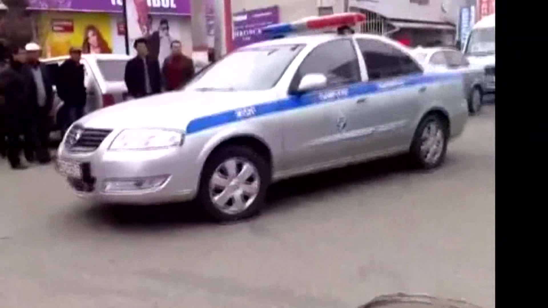 Жол-кайгуул кызматынын инспектору кызды с&#1199;з&#1199;п кеткенби же жардам бергенби?