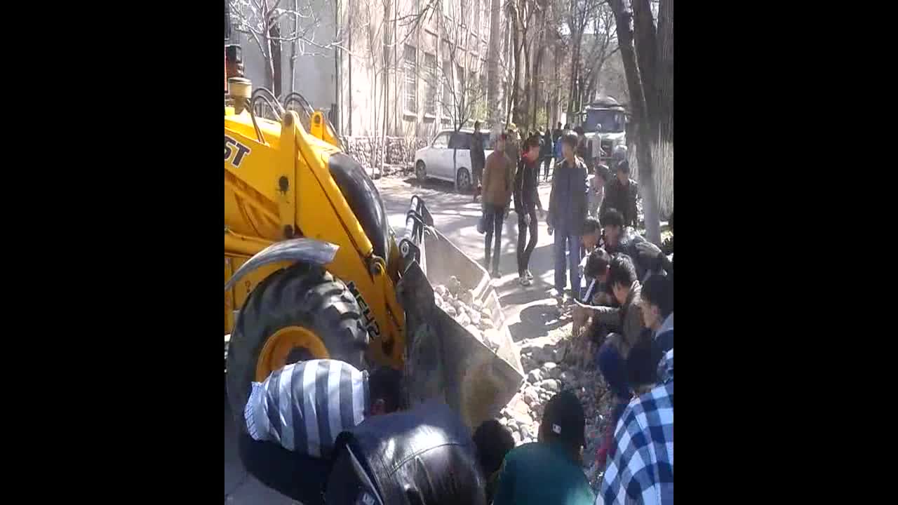 Бишкектеги митинг Майданга айланбашы үчүн таштар чогултулуп жатат