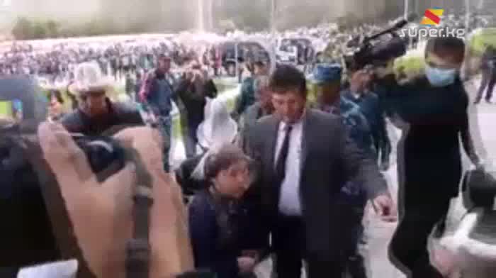 Ош. Митингге катышып жаткан 10 чакты аял губернатор менен сүйлөшүүгө киришти