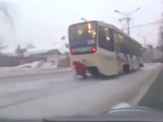 Трамвайга учкашып алган апа ))