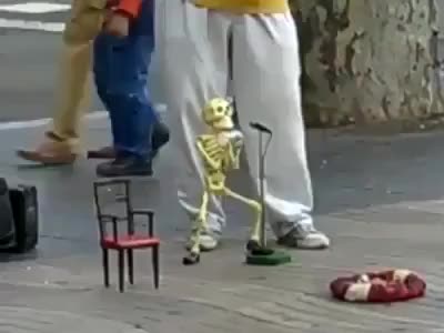 Скелет "тытып" жатат