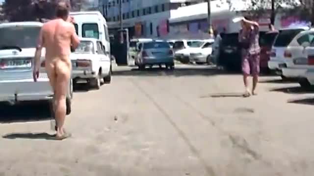 Бишкекте жылаңач киши сейилдеп жүрөт