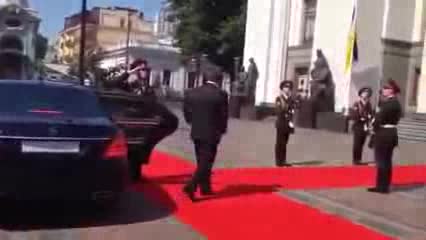 Порошенконун так аземинде аскер куралын түшүрүп жиберди