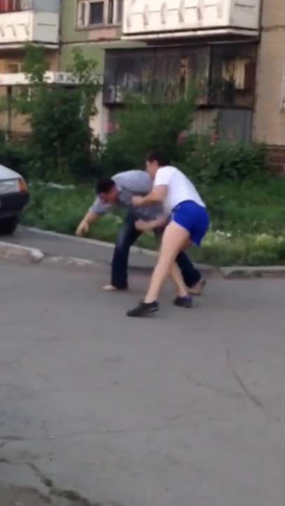 Урушуп жатып атаандашын чечинтип салды