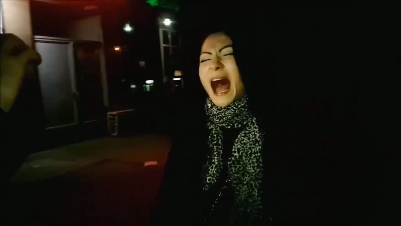 Эчкиге окшоп күлгөн кыз