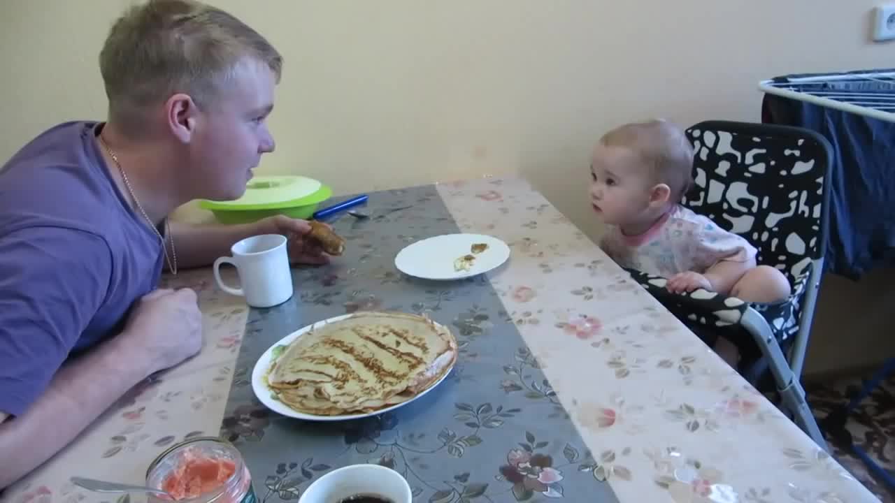 Атасы менен "эркекче" сүйлөшкөн наристе