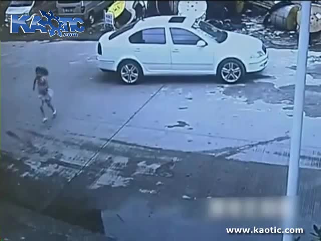 Шок! Баланы машина тебелеп кетти
