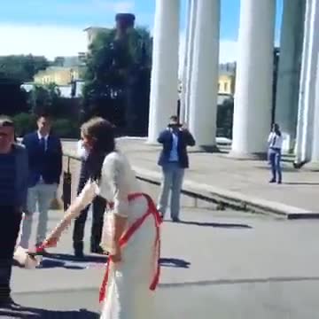 Сүйлөшкөн кызың гүл кармап калса ))