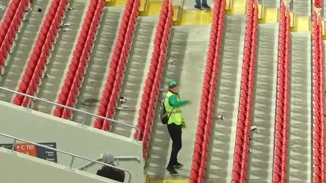 Стюард бийлеп стадионду "жарды". Матч Россия-Молдова