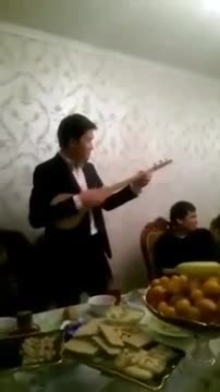 Акын Акбар Кубанычбеков-Эрке аялдар. Ыр жазуу менен чектелбей, ырдаганды да билет. 