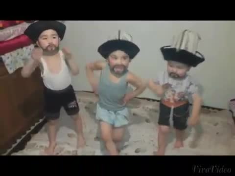 Алайдагы сакал-мурутчан балакайлар  Кара жорго бийлешет