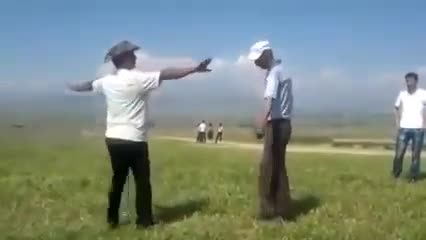 Көк чөптөн чаң чыгарган кыргыз байкелер
