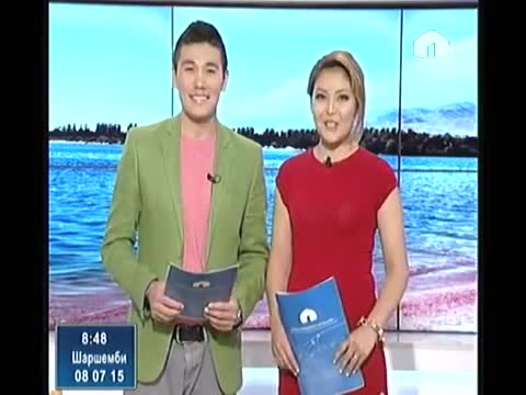 Ырчы Асема балмуздак сатып иштейт