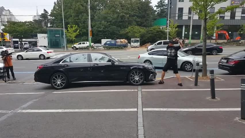 Mercedes-Benz'тин ээси унаасын "сабады"