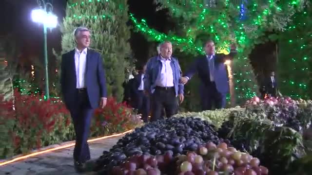 Эмомали Рахмон президенттерди кантип тосуп алды