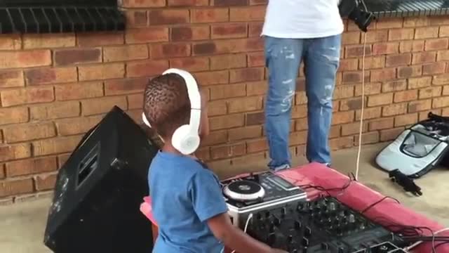 DJ Arch Jnr'дун таң калтырган өнөрү