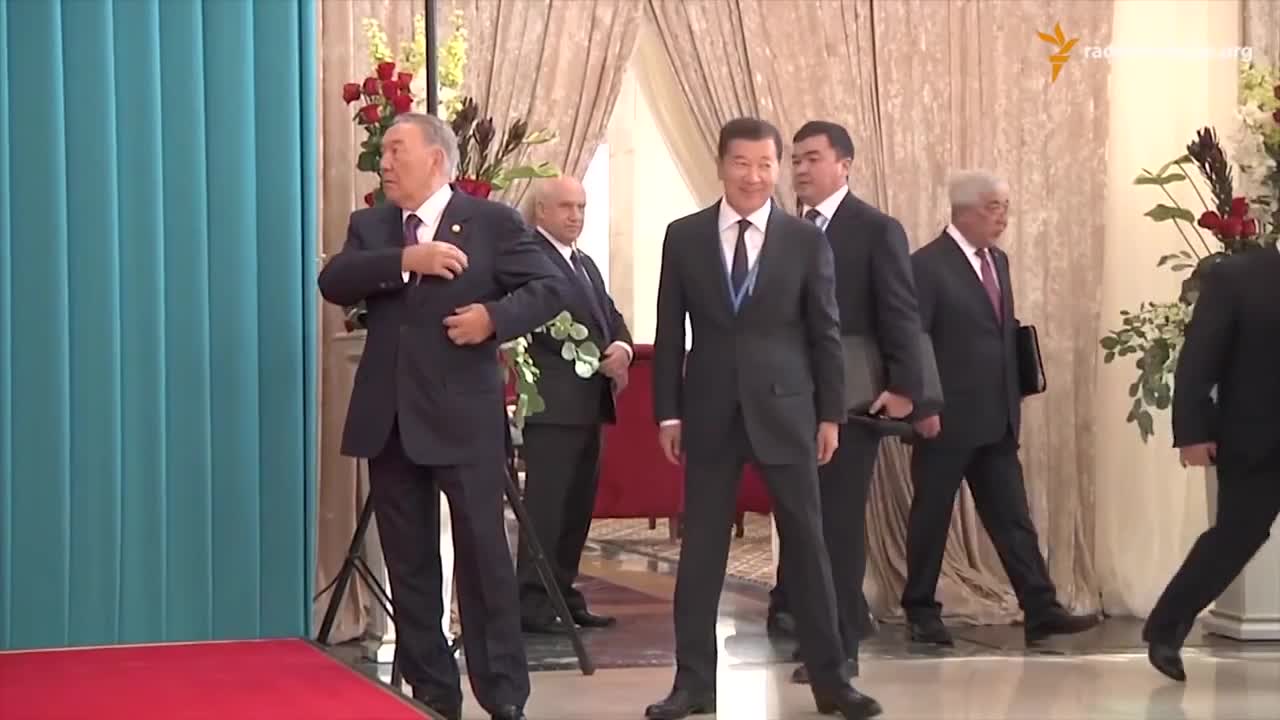 Назарбаев миллиардер менен селфи жасоодон баш тартты 