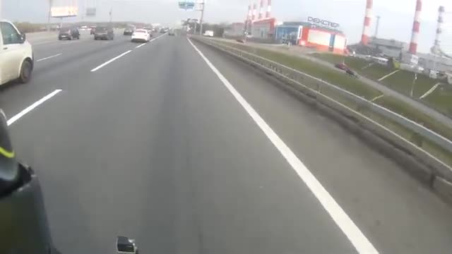 Мотоциклде кетип бара жатып жүрөгү түштү (Уят сөз бар)