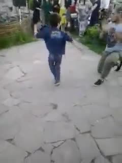 Лезгинканы тыткан жаш жигит