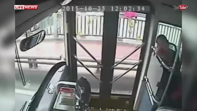 Кытайда автобустун айдоочусу айымды сактап калды