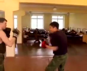 Орусиянын армиясындагы кыргыз боксёр