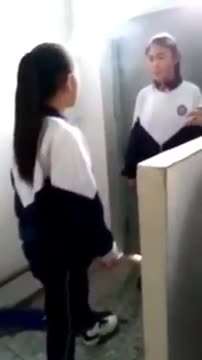 Кытайлык окуучу кыздар казак кызын сабашты