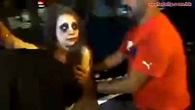 Гонконгдун башчысынын кызы эл көзүнчө энесин жаакка чапты