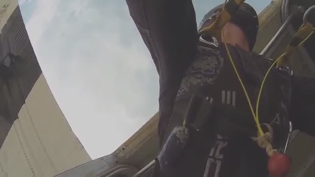 Экинчи парашютту ачканга жетишүү керек