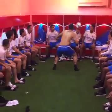 Колумбиянын курамасы кийим которуучу жайда дагы машыгат экен