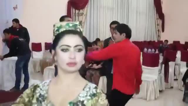 Үйлөнүү тойдо чегип алган го ))