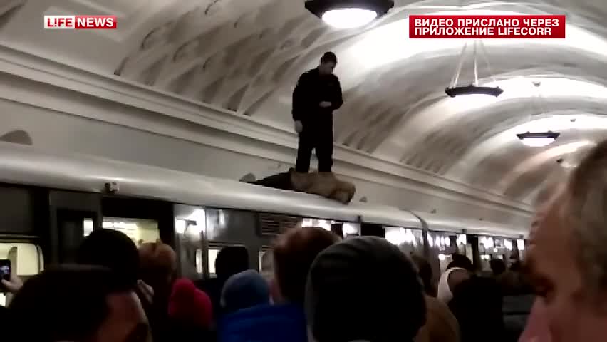 Метродо поезддин үстүнө секирген аял каза болду