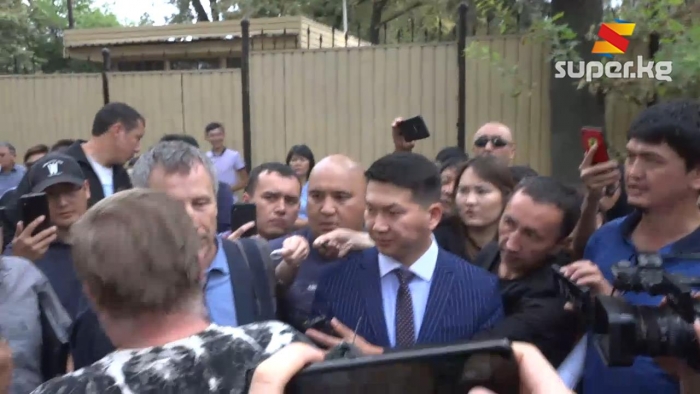 Алмазбек Атамбаев 26-августка чейин камакта калды. Баш коргоо чарасы өзгөртүүсүз калды