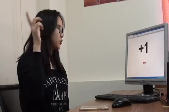 Чикеева Ажара ыр  айтып, эсептөөгө да жетишет экен )))