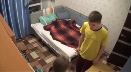 Баласынын көзүнчө аялын уруп жатат