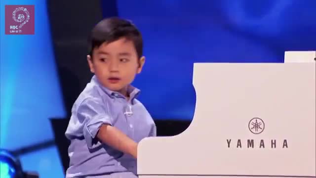 Туулганда эле пианинодо ойноп төрөлгөн го!