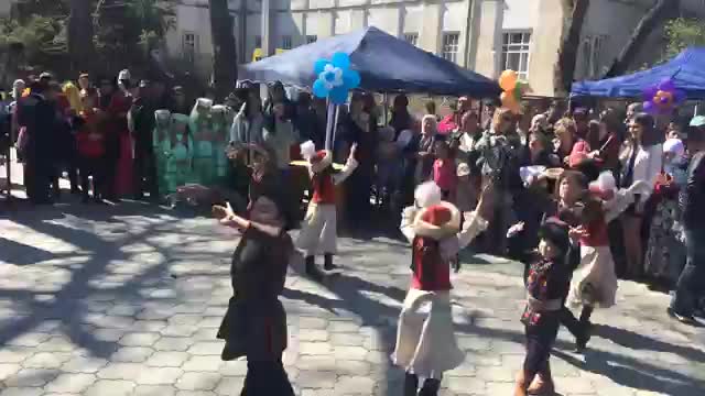 Балдар "Кара жоргого" бийлеп жатышат. Нооруз-2016