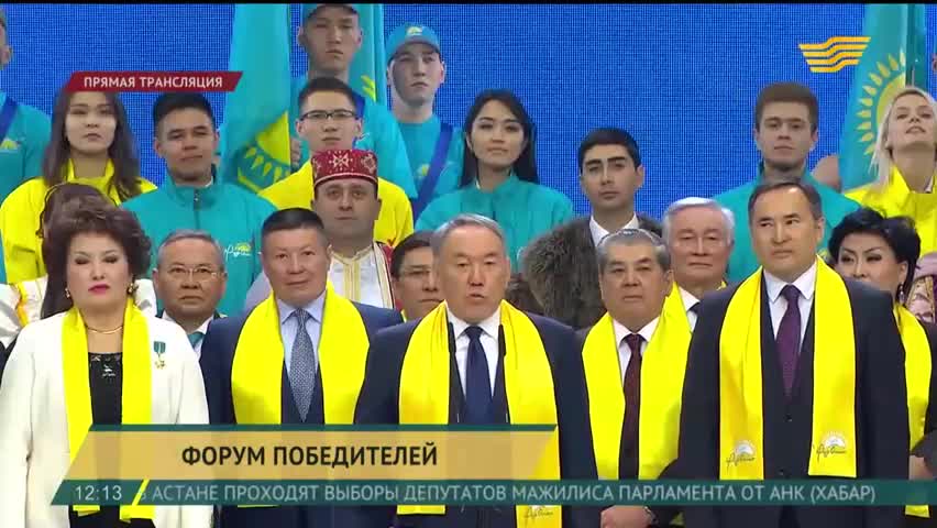 Назарбаев сүйлөп жатса артынан тилин чыгарып...