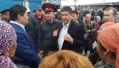 Ош базарында мыйзамсыз соода кылган сатуучуларды базардан чыгарышууда