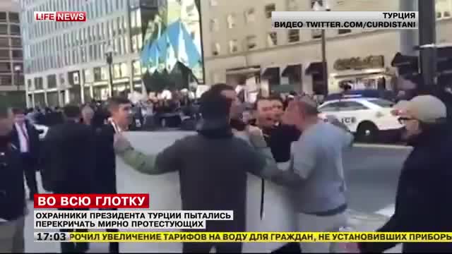 Эрдогандын жан сакчылары митингчилер менен...